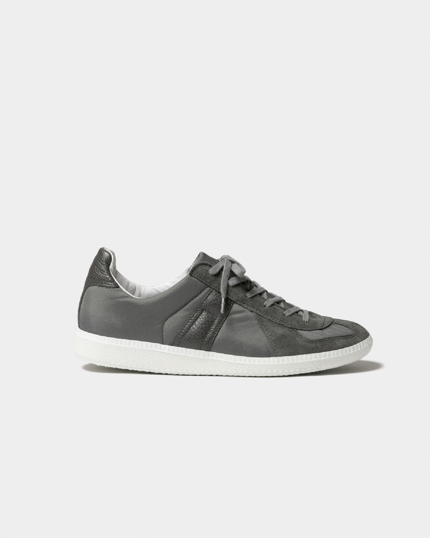 REPRODUCTION OF FOUND german trainer NYLON