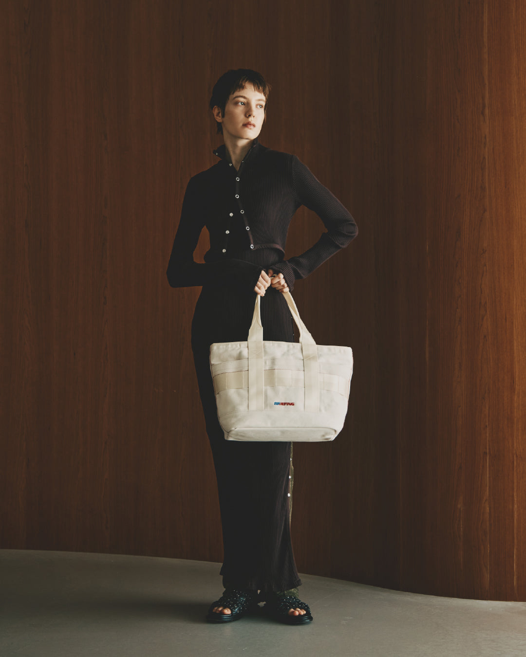 BRIEFING CANVAS DISCRETE TOTE – beautiful people online store