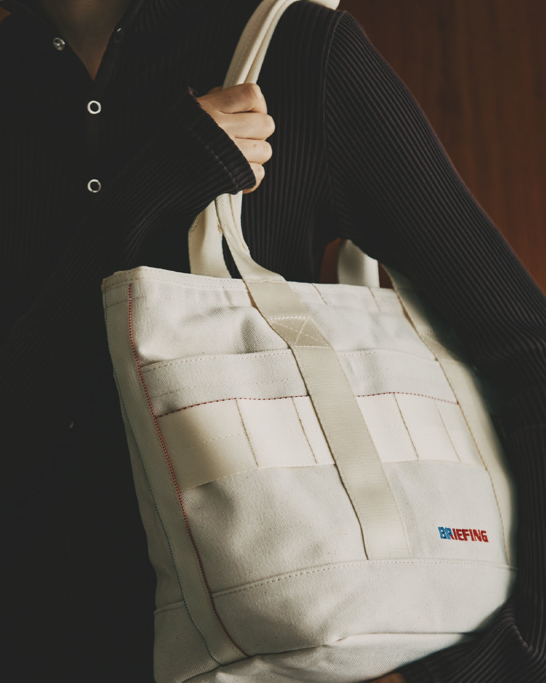 BRIEFING CANVAS DISCRETE TOTE – beautiful people online store